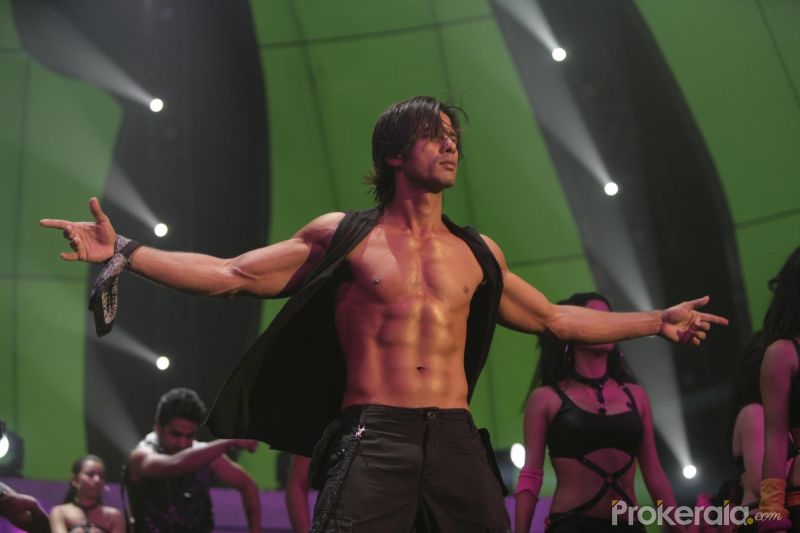 Shahid Kapoor in Chance Pe Dance