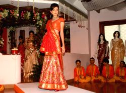 A Model Showcasing Reynu Taandon's BRIDAL ASIA'09 collection in New Delhi on Thursday.