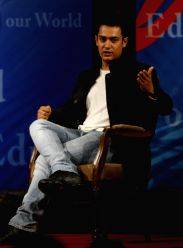 Aamir Khan meets Hillary Clinton.