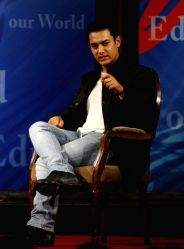 Aamir Khan meets Hillary Clinton.