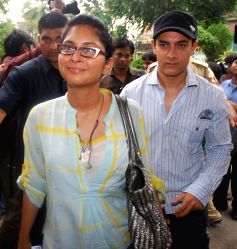 Aamir KHan & wife Kiran Rao pose after casting his votes today for Maharashtra Elections.