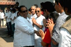 Celebs at Raj Kanwar's funeral meet in Oshiwara on 5th Feb 2012.