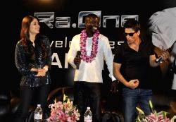 Shahrukh Khan, Akon & Kareena Kapoor pose at a press conference of their forthcoming movie Ra.One held in Mumbai today. Singer Akon is in Mumbai to record a song for Ra.One.