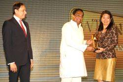 Singapore High Commissioner Karen Tan accepting ABLF Business Excellence Award on behalf of Singapore Airlines Chairman Stephen Lee Ching Yen from Urban Development Minister Kamal Nath at a function..