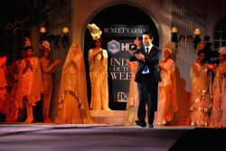 Suneet Erma's fashion show at HDIL ICW at HDIL, Grand Hyatt in Mumbai on Thursday,15 October 2009.