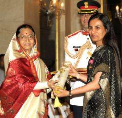 The President, Pratibha Devisingh Patil presenting the Padma Bhushan Award to Chanda Kochhar, at an Investiture Ceremony II, at Rashtrapati Bhavan, in New Delhi on April 01, 2011.