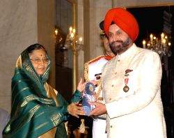 The President, Smt. Pratibha Devisingh Patil presenting the Padma Bhushan Award to Shri Sant Singh Chatwal, at the Civil Investiture Ceremony-II, at Rashtrapati Bhavan, in New Delhi on April 07, 2010.