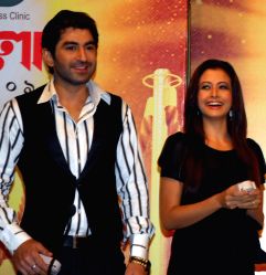 Tollywood actors Jeet and Koel unveiling of the new Trophy of Anandalok Purashkar 2009 at a function in Kolkata on 15th oct 09.
