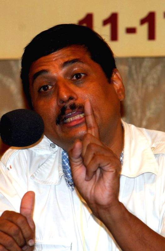Actor Nandu Madhav discussing a point at a press conference in 15th Kolkata Film Festival of his film "Harishchandrachi Factory" on 16th Nov 09.