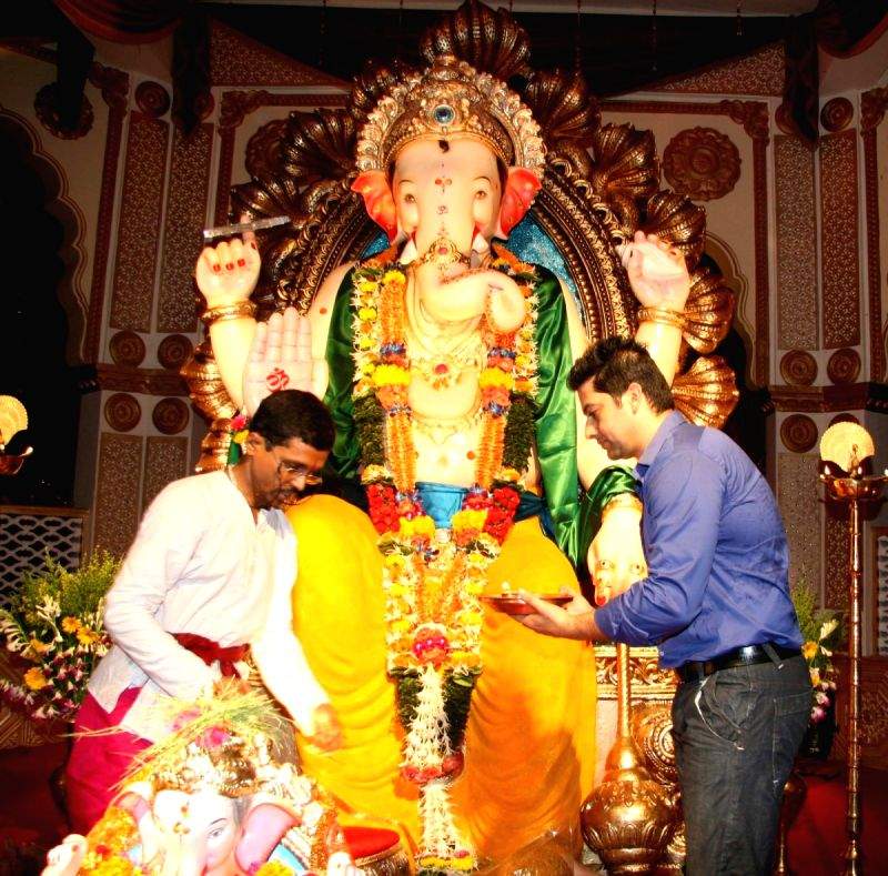 Aftab Shivdasani performing Ganpati Pooja.