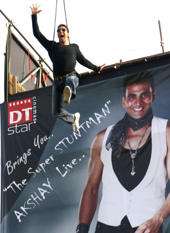 Akshay Kumar doing stunt for his fans at DLF Place, Saket in New Delhi for promotion of their film "Kambakkht Ishq'' on Thursday 2 July 2009.