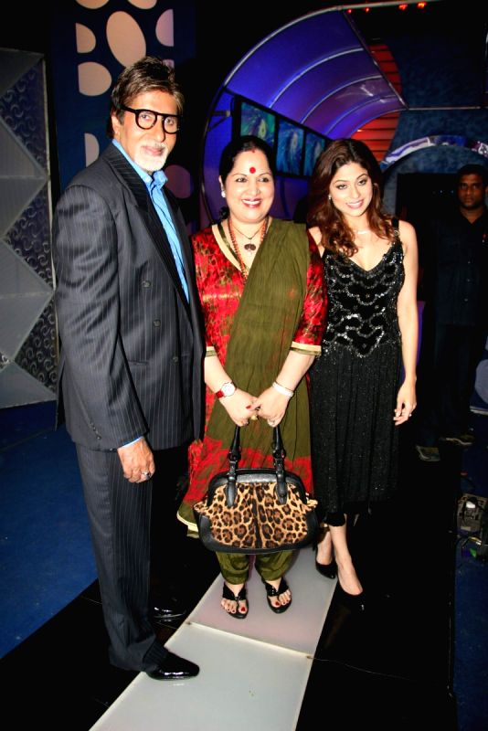 Amitabh Bachchan, Sunanda Shetty and Shamita Shetty on the sets of Big Boss at Lonavala.