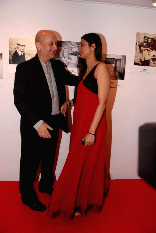Anupam Kher and Tabu at Anupam Kher's Art Exhibition at Bandra.