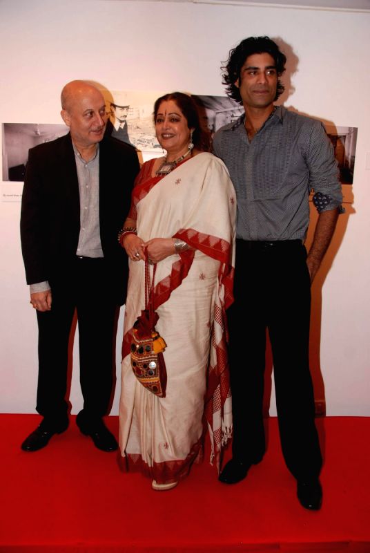 Anupam Kher, Kiron Kher and many other actors at Anupam Kher's Art Exhibition at Bandra.