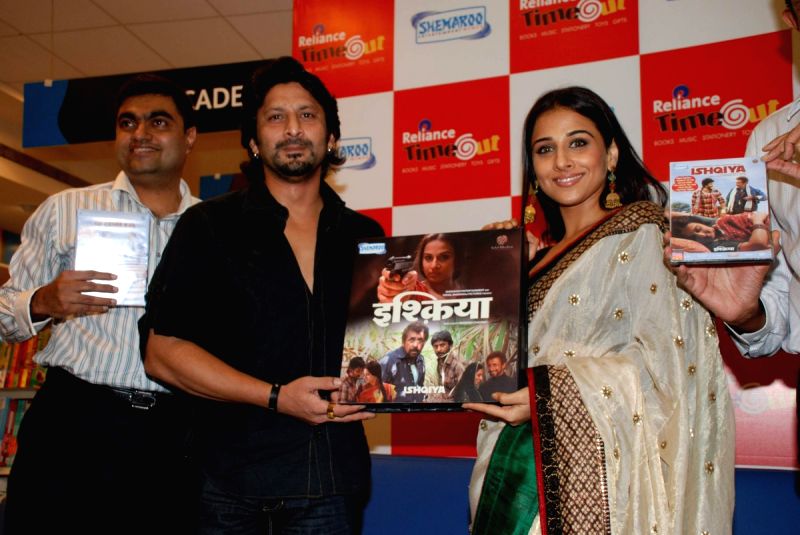Arshad Warsi and Vidya Balan launch DVD of "Ishqiya" at Reliance Timeout, Bandra.