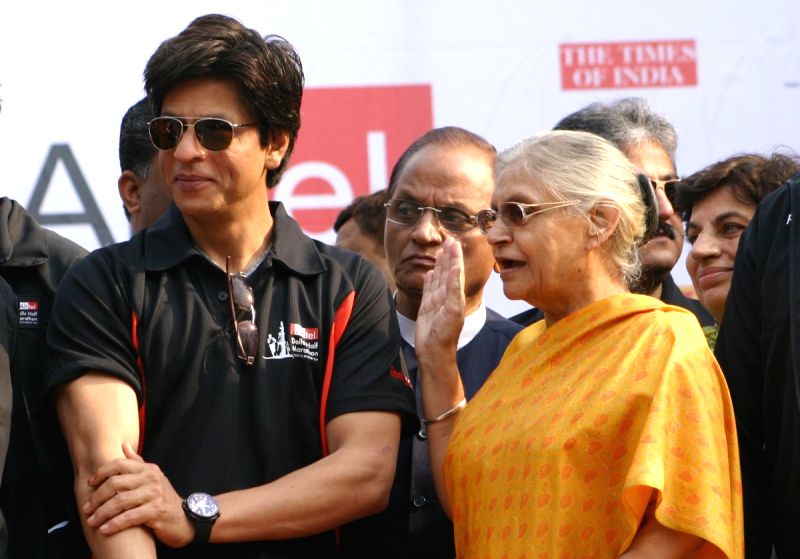 Delhi Chife Minister Sheela Dixit with bollywood star Shahrukh Khan at the Airtel Delhi Half Marathon, in New Delhi on Sunday.