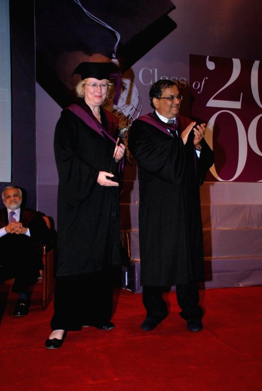 Dev Anand honoured by "Whistling Woods".