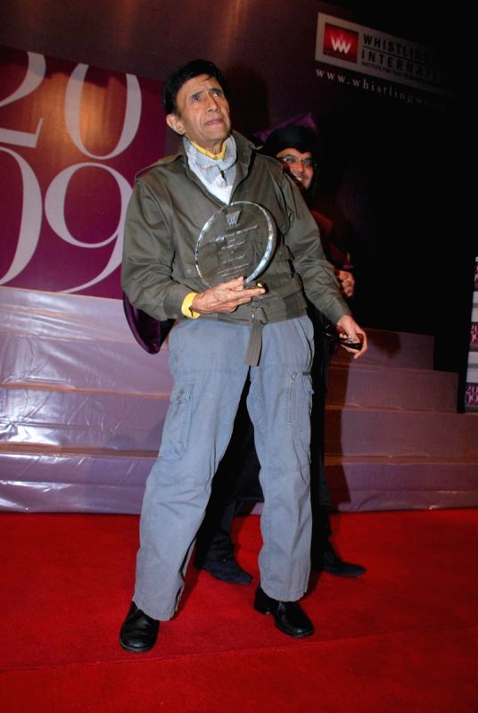 Dev Anand honoured by "Whistling Woods".