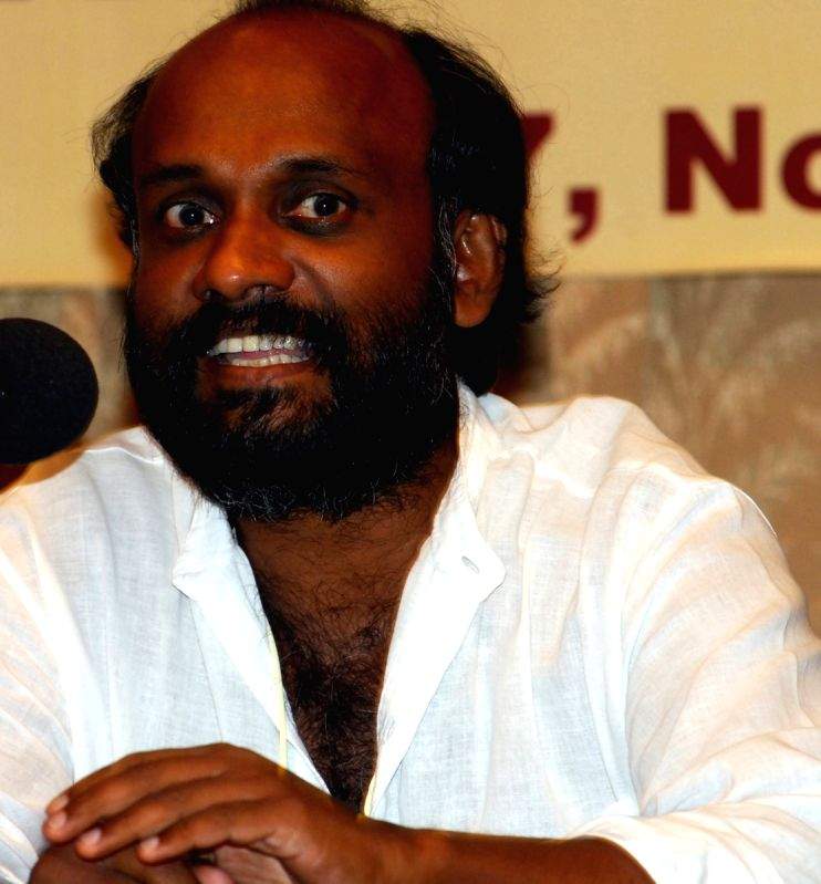 Director Sunil discussing a point of his film "Kadha Parayum Theruvarum" at a press conference in 15th Kolkata Film Festival of his film on 16th Nov 09.