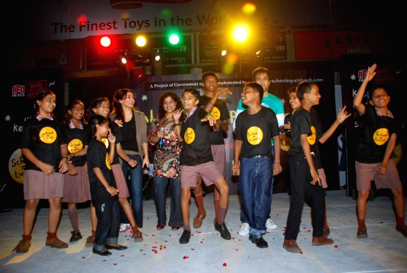 Emraan Hashmi and Soha Ali Khan at Tum Mile promotional event on Children's day, Phoneix Mill.