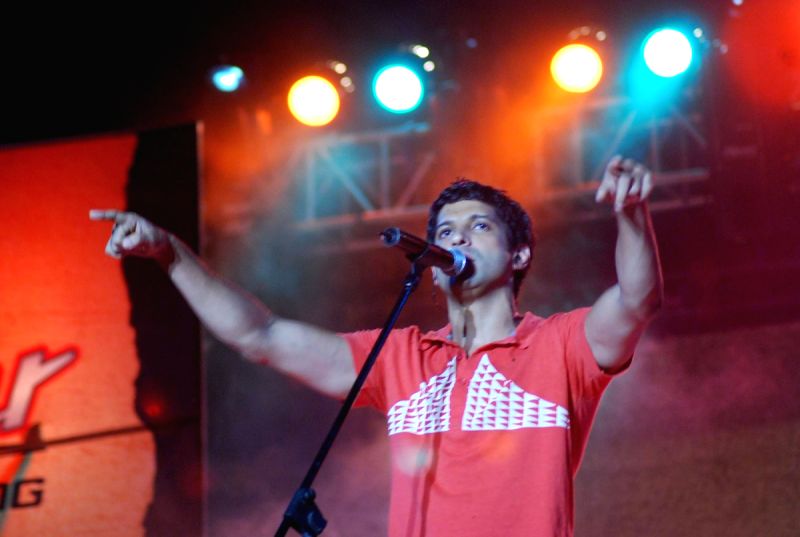Farhan Akhtar performs live at S-Satr Rocks show at Chitrakoot Grounds.