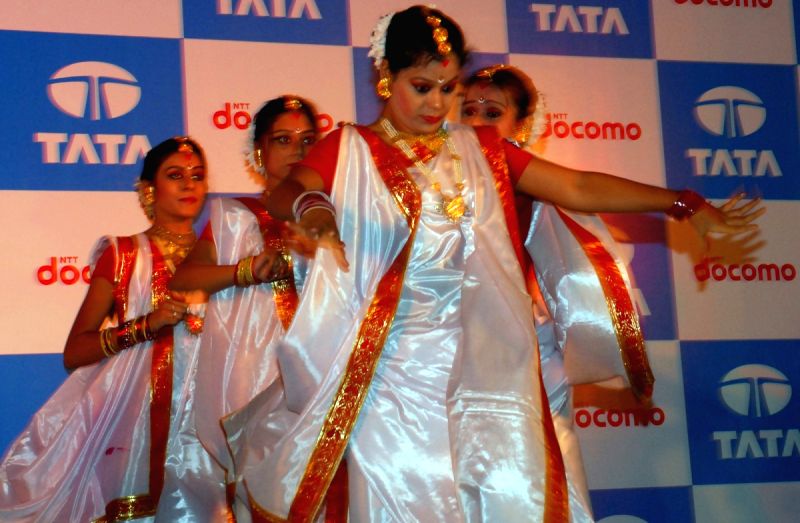 Girls with the lamp at a functation at the commercial launch TATA Docomo GSM Service in Kolkata on thursday 8th Oct 09.
