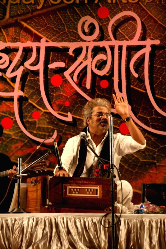 Guest at 72nd birthday of Hridaymanth Mangeshkar at Ravindra Natya Mandir.