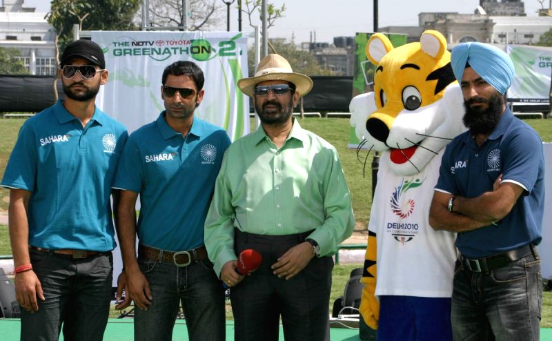 IAO Chairman Suresh Kalmadi with national hockey players at "Green Mela"as a part of Greenathon at Central Park, Connaught Place in New Delhi on Sunday.