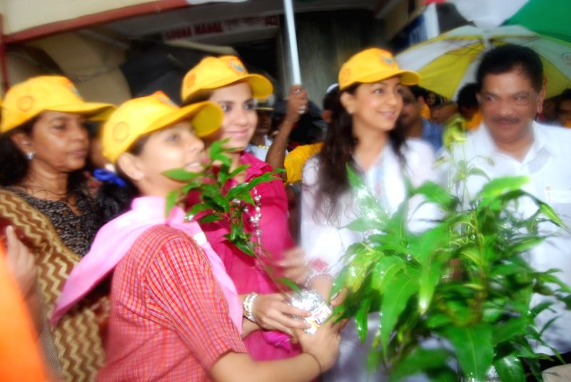 Juhi Chawla at I Love Mumbai sappling distribution at Marine Drive.