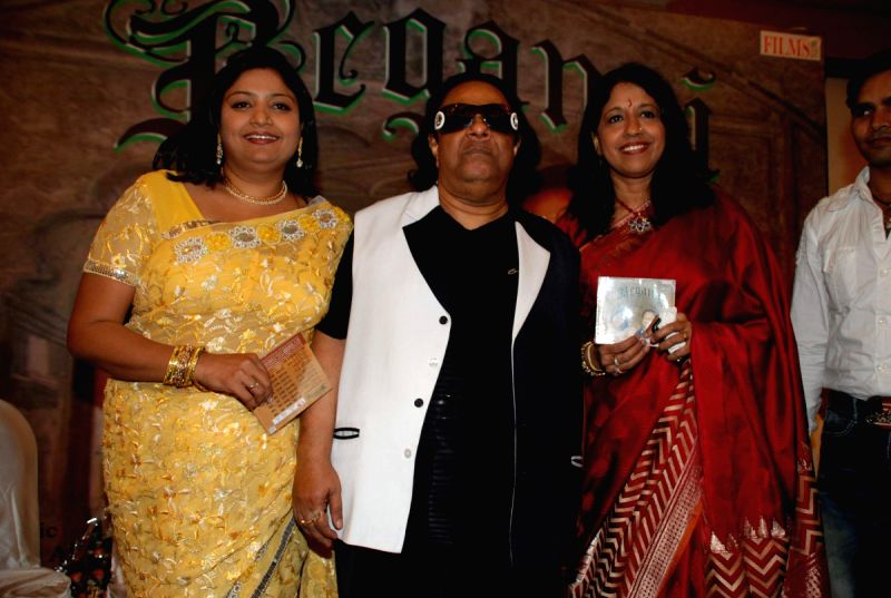 Kavita Krishnamurthy and Ravindra Jain Launches Ritu Johri&rsquo;s Album Bengangi at Hotel Sea Princess.