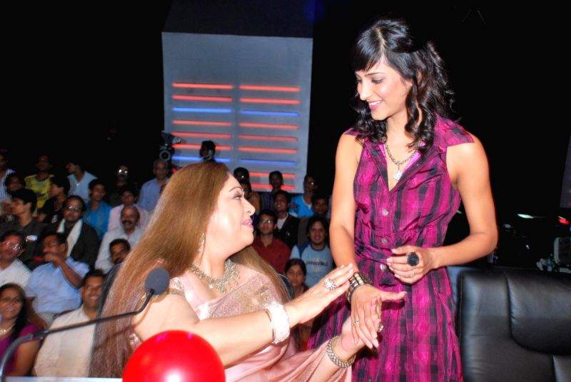 Kiron Kher and Shruti Hassan on the sets of India's got talent.