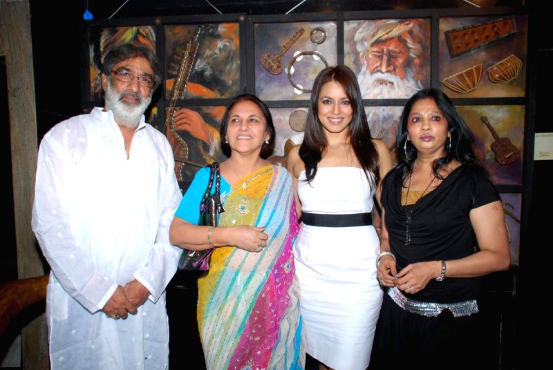 Mahima Chaudhry at Daxa Khandwala's Art exhibition.