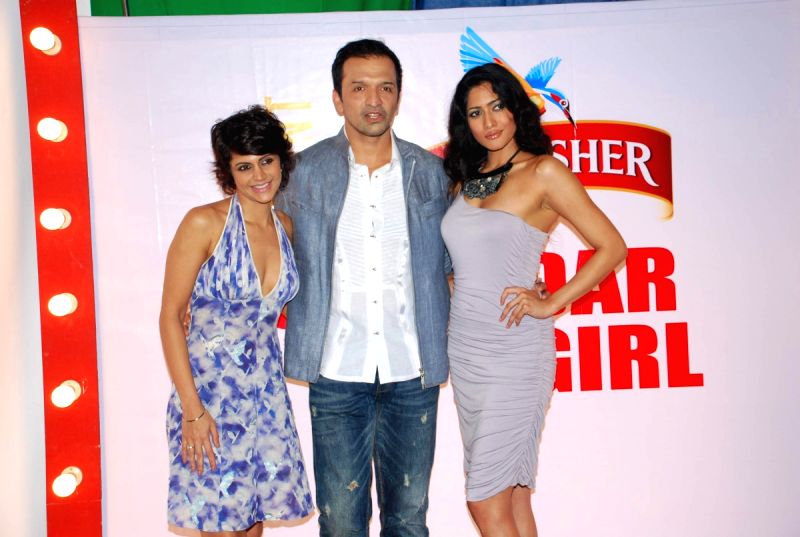 Mandira Bedi with hot models at Kingfisher Calendar auditions at Lalit Hotel.