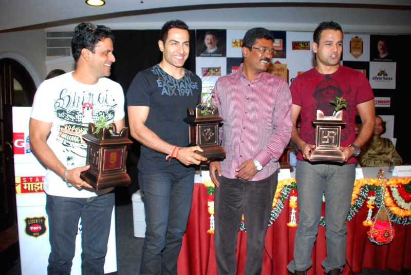 Manoj Bajpai and Rohit Roy at Pratap Sarnaik's Dahi Handi with acid factory team, in Mumbai.