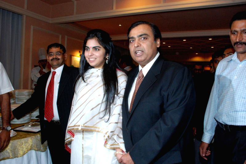 Mukesh Ambani with daughter Isha Ambani at CNN IBN heroes event.