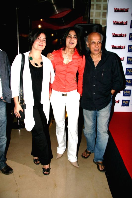 Pooja Bhutt, Sabrina and Mahesh Bhatt at Ismail Darbar's music for film The Unforgettable at PVR, in Mumbai.