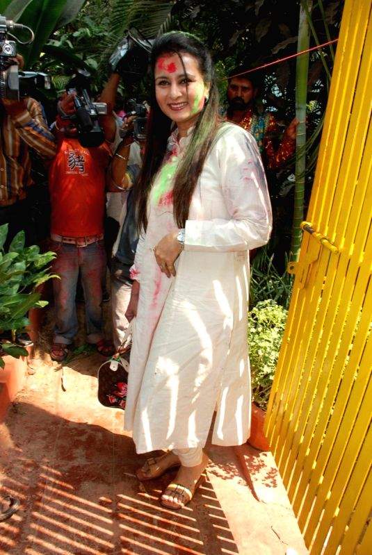 Poonam Dhillon play Holi at Azmi House.