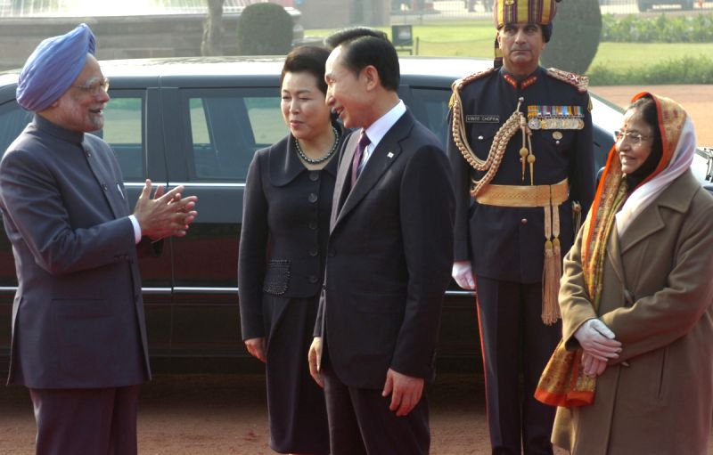 Prime Minister Manmohan Singh and visiting South Korean President Lee Myung-Bak having a talk as president Pratibha Patil and south Korean first lady look on during the ceremonial welcome at the Rashtrapati Bhavan in New Delhi on Monday.