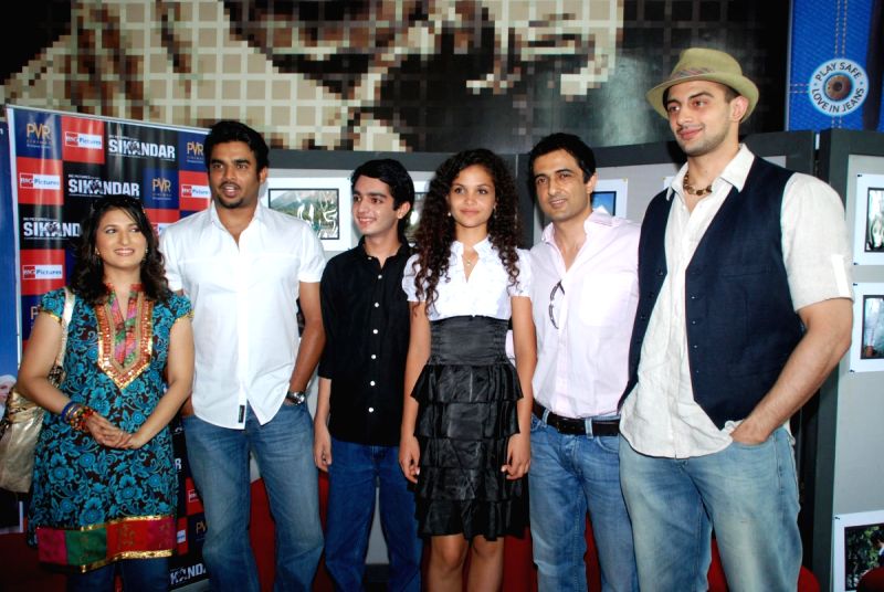 R. Madhavan, Piyush Jha, Ayesha Kapur and Sanjay Suri at Sikander pree meet at PVR.