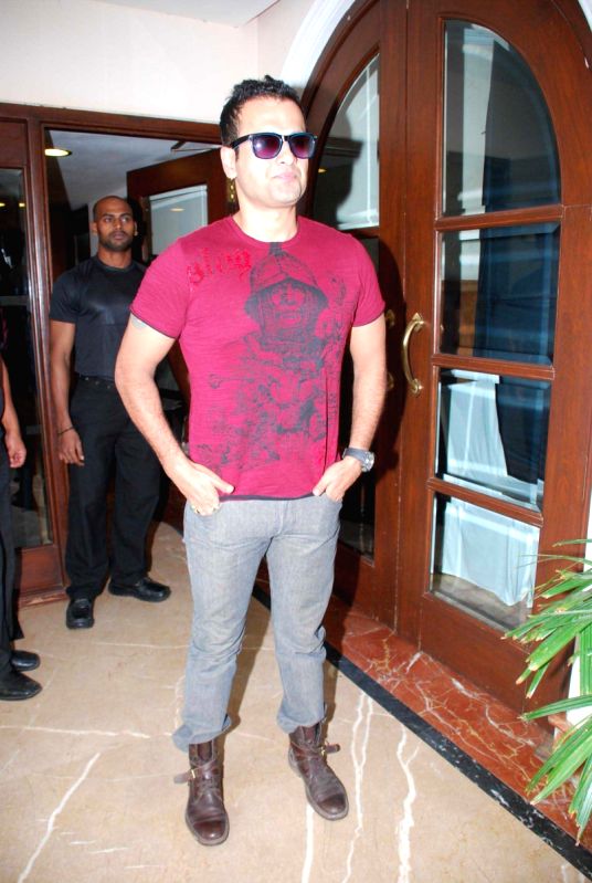 Rohit Roy at Pratap Sarnaik's Dahi Handi with acid factory team, in Mumbai.