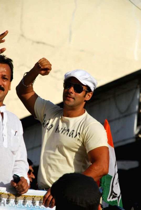Salman Khan campaigns for Baba Siddiqui.