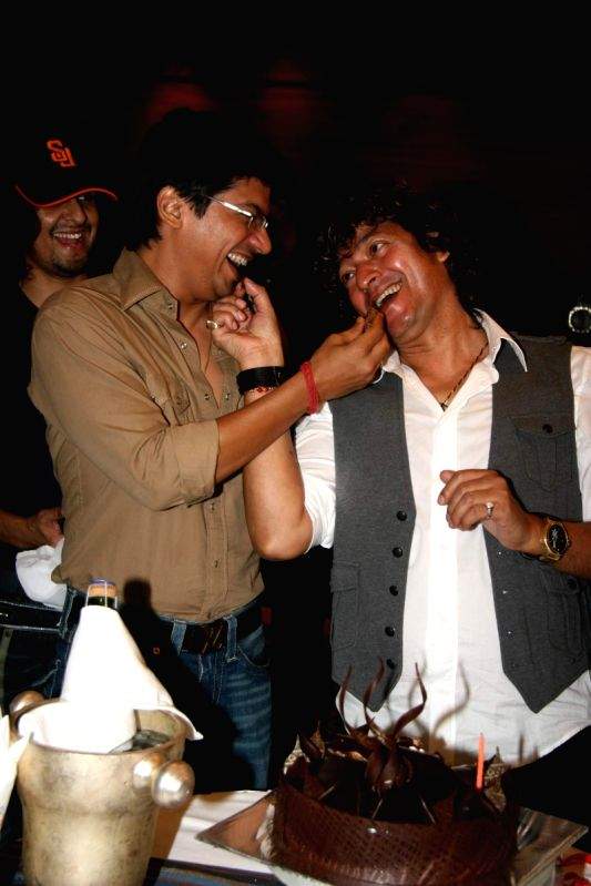 Shaan at Aadesh Shrivastav's birthday bash at Sun N Sand.