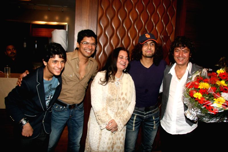 Shaan, Sonu Nigam at Aadesh Shrivastav's birthday bash at Sun N Sand.