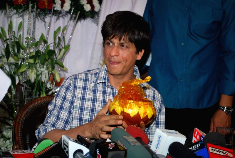 Shahrukh Khan's bday press meet at mannat.