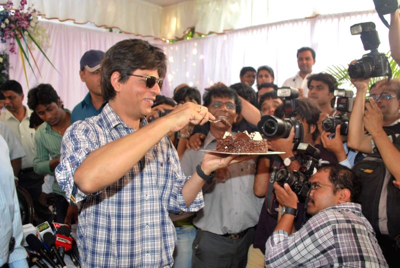 Shahrukh Khan's bday press meet at mannat.
