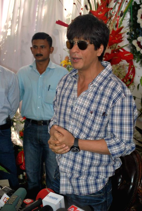 Shahrukh Khan's bday press meet at mannat.