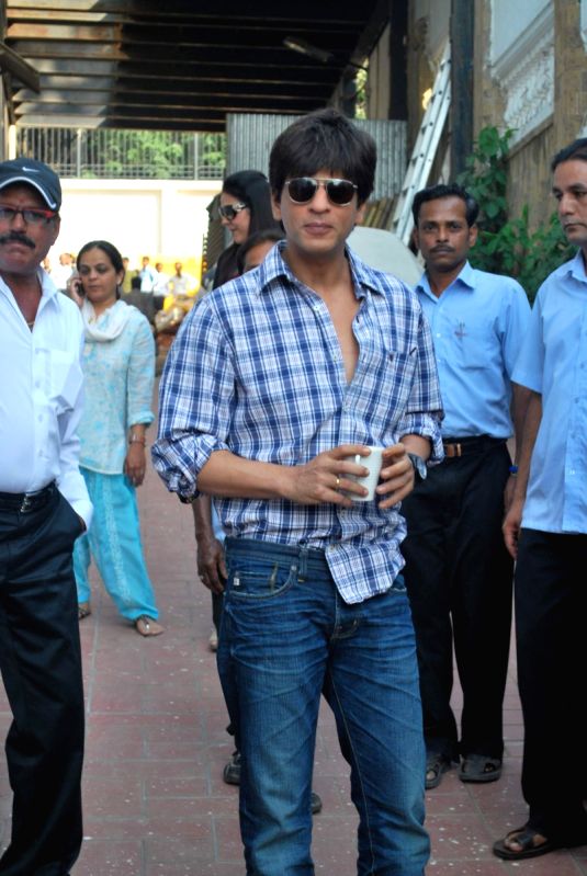 Shahrukh Khan's bday press meet at mannat.