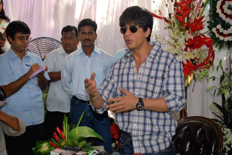 Shahrukh Khan's bday press meet at mannat.
