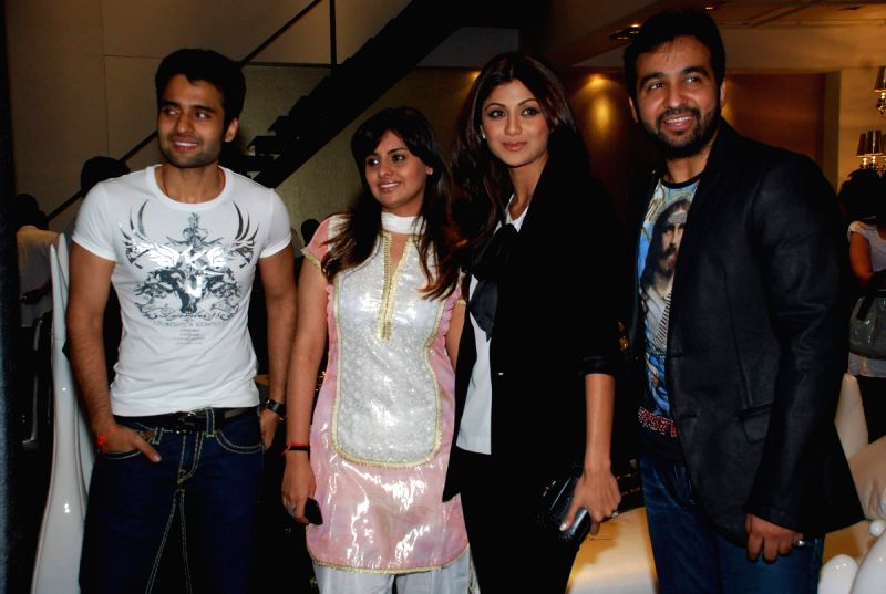Shilpa Shetty with Raj Kundra at Vashu Bhagnani's Honey store launch at Juhu in Mumbai.