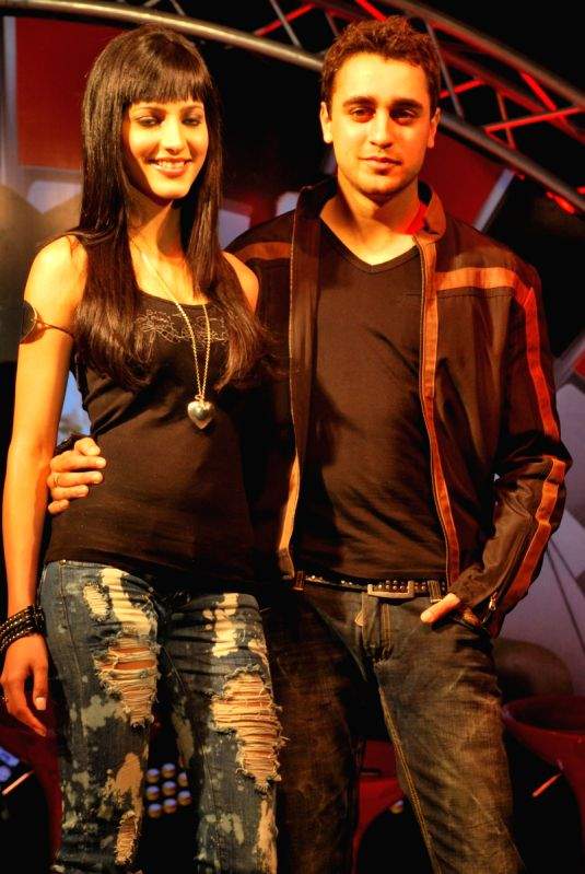 Shruti Haasan and Imran Khan at a press meet of their upcoming film "LUCK" in Mumbai.